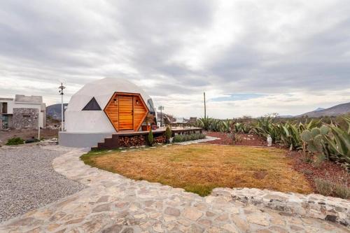 a small house with a window on the side of it at Domo de Lujo Cerca a Tolantongo in Cardonal