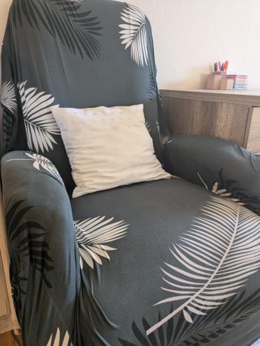 a black chair with a pillow in a room at Gemütlicher Glücksplatz in Frielendorf