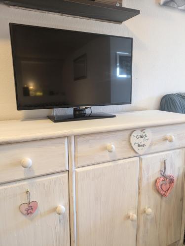 a flat screen tv sitting on top of a dresser at Gemütlicher Glücksplatz in Frielendorf