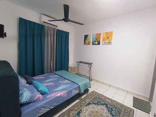 Ένα ή περισσότερα κρεβάτια σε δωμάτιο στο Faeyz Homestay Seri Serindit