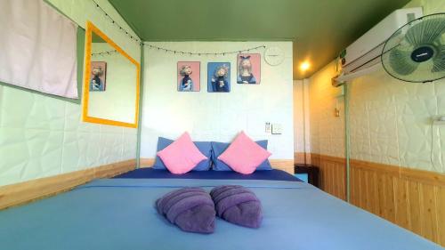 Postel nebo postele na pokoji v ubytování Kohchang 7 seaview bungalow