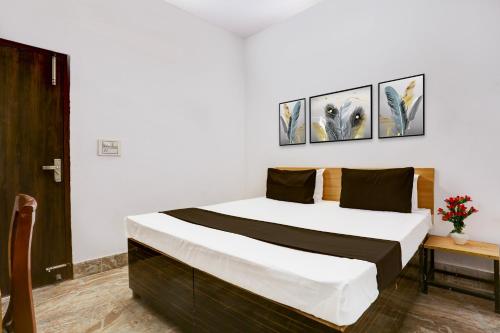 Postel nebo postele na pokoji v ubytování Hotel O HOTEL SHYAM RESIDENCY