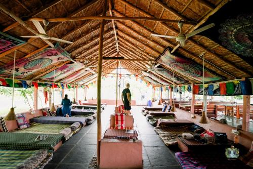 亨比Hampi Waterfall Cottages的大楼里一间有一堆床的房间