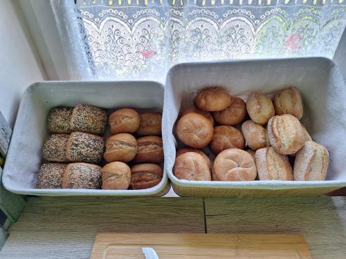 twee bakken met verschillende soorten donuts in een koelkast bij Hotel & Pension Haus Dewenter in Lichtenau