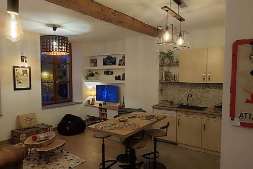 un salon avec une table et une cuisine dans l'établissement Appartement 45 m, à Vic-sur-Seille