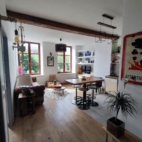 un salon avec une table et un canapé dans l'établissement Appartement 45 m, à Vic-sur-Seille