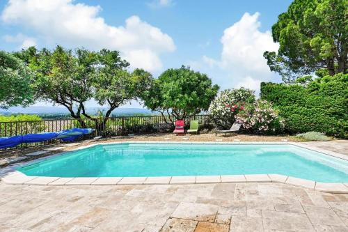 - une piscine dans une cour avec une clôture et des arbres dans l'établissement Villa envoûtante à Eyragues avec piscine, à Eyragues