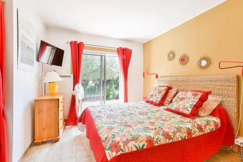 une chambre avec un lit avec des rideaux rouges et une fenêtre dans l'établissement Villa envoûtante à Eyragues avec piscine, à Eyragues