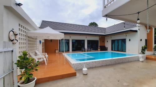 una piscina nel cortile di una casa di Love Mountain Pool Villa ประจันตคาม ปราจีนบุรี a Ban Ko Ta Moi