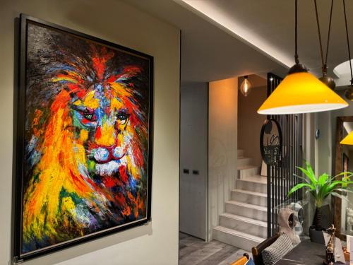 une peinture d'un lion accroché à un mur dans l'établissement 上海102民宿, à Hualien