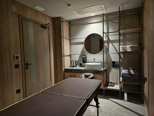Ein Bett oder Betten in einem Zimmer der Unterkunft Petousis Hotel & Suites