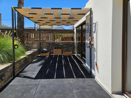 Ein Balkon oder eine Terrasse in der Unterkunft Petousis Hotel & Suites