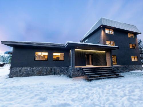 白馬村にあるSki Inn Hakuba, Iwatakeの雪中黒い家
