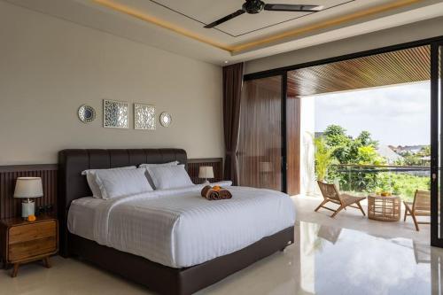 ein Schlafzimmer mit großem Bett und Balkon in der Unterkunft BRAND NEW Modern Gem Luxury 3bd Villa in Umalas in Kerobokan