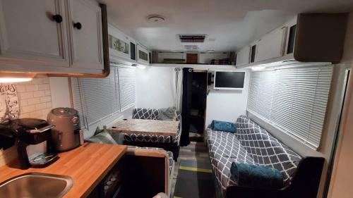 Küche/Küchenzeile in der Unterkunft Camper Apt DE Sleeps 3