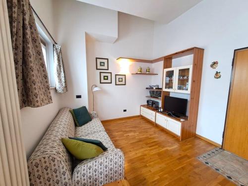 TV a/nebo společenská místnost v ubytování Luminoso bilocale con terrazzo vista panoramica