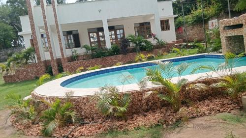 ディアニ・ビーチにあるVenus villa dianiの家の前のプール