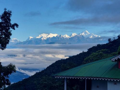 a view of snow capped mountains over a valley at Neoravalley Homestay, Icche Gaon in Pedong