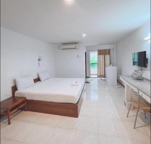 a bedroom with a bed and a desk in it at Srivara Place โรงแรมศรีวรา เพลส in Phetchabun