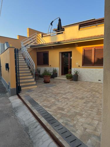 a house with a staircase and a patio at Costa gentile in Càbras