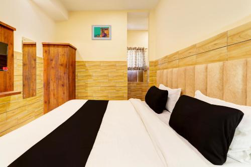 Ένα ή περισσότερα κρεβάτια σε δωμάτιο στο Super Hotel O Kalpna Inn