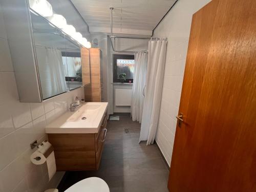 Ένα μπάνιο στο Ferienwohnung Zum Kallenborn