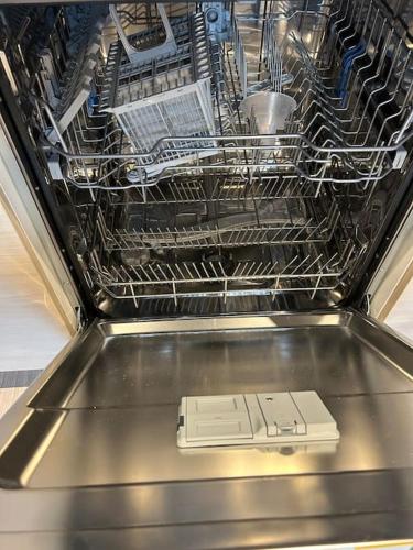 un lave-vaisselle vide avec un lave-vaisselle dans l'établissement Vue magnifique sur les châteaux, à Ribeauvillé