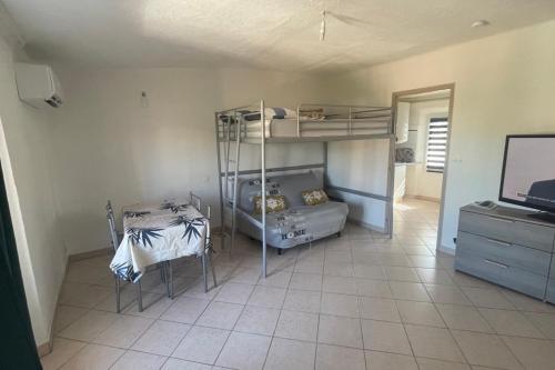 Photo de la galerie de l'établissement Bright Apartment in Le Muy with View and Amenities, au Muy