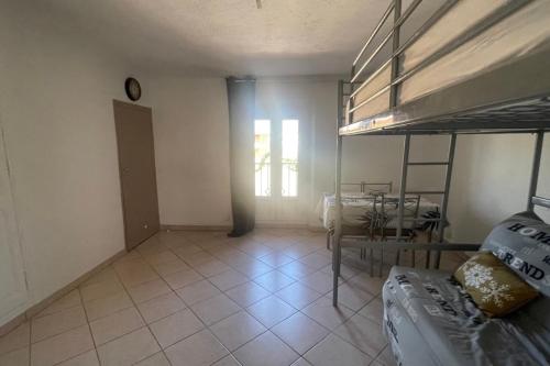 Photo de la galerie de l'établissement Bright Apartment in Le Muy with View and Amenities, au Muy