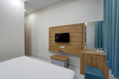 TV a/nebo společenská místnost v ubytování Hotel Apple View,Ahmedabad