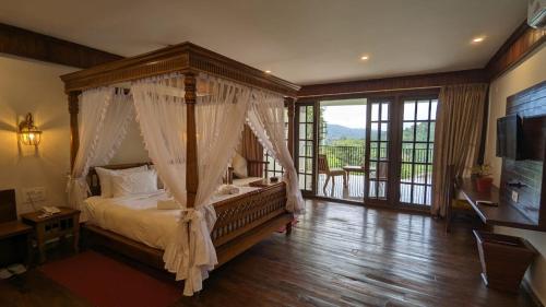 Postel nebo postele na pokoji v ubytování Ayara Coorg Resort and Spa