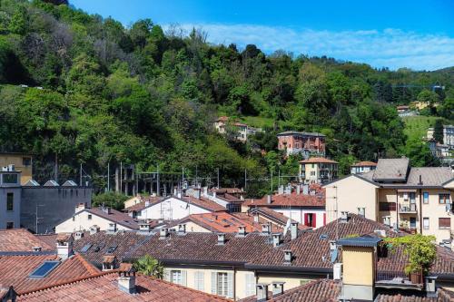 a view of a town with roofs and a mountain at Elegante casa con Garage AC WiFi balcony in Como