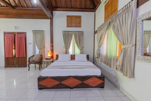 Postel nebo postele na pokoji v ubytování Pondok Gajah Hotel