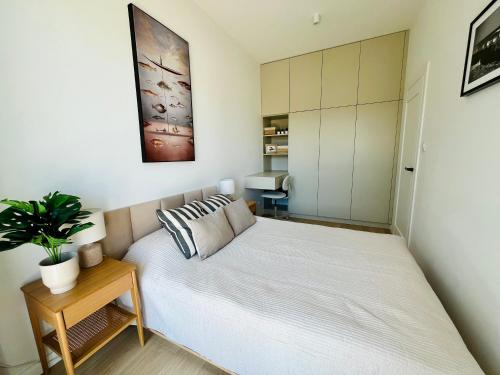 Ένα ή περισσότερα κρεβάτια σε δωμάτιο στο Moonlight Apartment 40m od plaży Ustronie Morskie