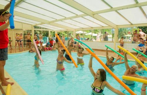 eine Gruppe von Kindern, die im Pool spielen in der Unterkunft Mobilhome 5 place proche mer in Angles