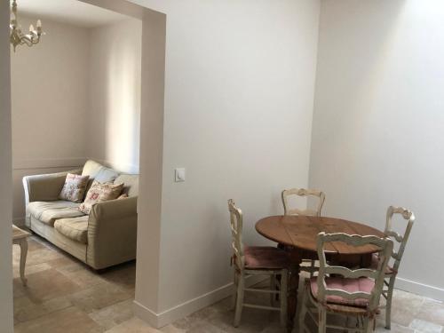 un salon avec une table et un canapé dans l'établissement Maisonnette centre Trouville - Le Colibri, à Trouville-sur-Mer