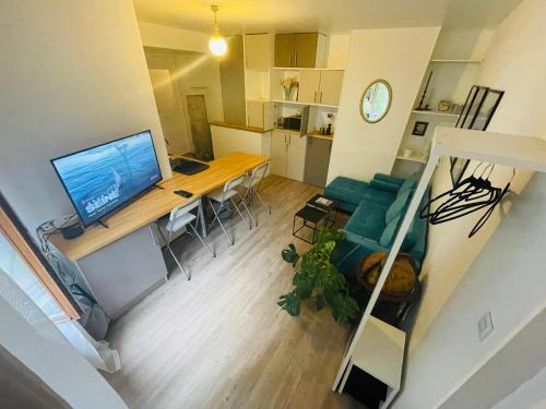 une vue aérienne d'un salon et d'une cuisine avec un bureau dans l'établissement Chez Flora ! 344, à Rouen