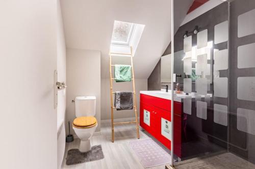 une salle de bain avec toilettes et lavabo dans l'établissement Maison tout confort 10 personnes - La Halte Bigoudene, à Gourinet
