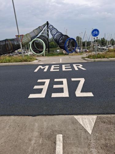 a sign on a road that says her exit at Chalet Babbelaar 6 - premium locatie in Lauwersoog