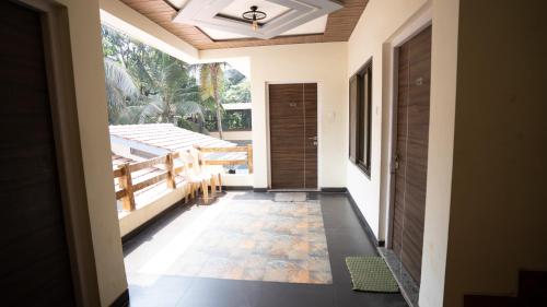阿利鲍格Ruturaj Inn Alibag的门廊和阳台