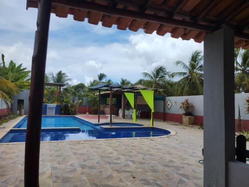 einen Pool in einem Resort mit Spielplatz in der Unterkunft Sr & Sra White in Praia Da Caueira