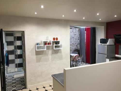 Cette chambre dispose d'une cuisine avec un comptoir et un miroir. dans l'établissement Au bon séjour....., à La Souterraine