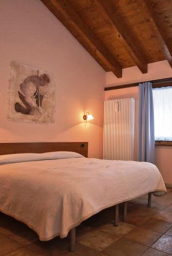 a bedroom with a bed and a window at Meublè Lo Miete Viei in Champoluc