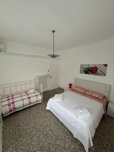 un dormitorio con una cama y un sofá en Vivi Aguilera apartament, en Bolonia