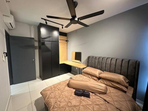 Postel nebo postele na pokoji v ubytování Gamuda Gardens Gamuda Luge Gaia Residences 2R1B