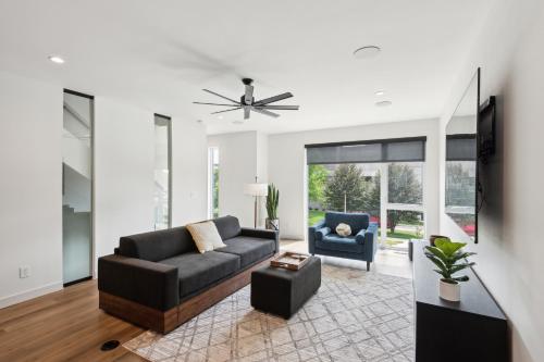 アイオワシティにあるNew Modern Townhome with Rooftop Patio townhouseのソファと椅子のあるリビングルーム