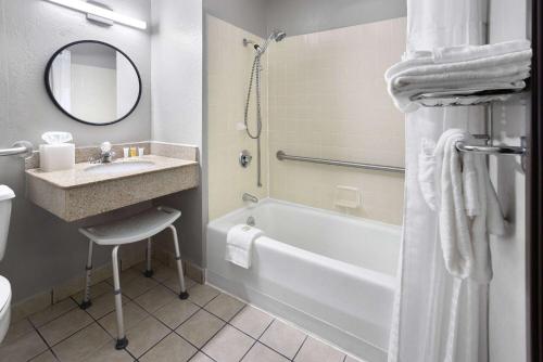 Et badeværelse på Super 8 by Wyndham St. Clairsville OH/Wheeling WV Area