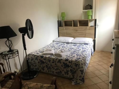 une chambre avec un lit avec une couverture bleue et blanche dans l'établissement Charmant studio avec jardin, à Cannes