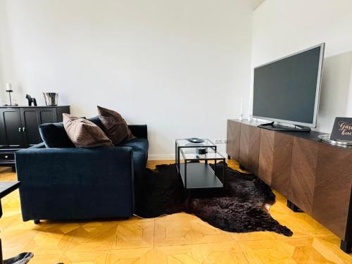 ブレーメンにあるSuperHosts ZENTRUM - Parkplatz - BADEWANNE - Netflix - KAFFEEのソファとテレビのあるリビングルーム