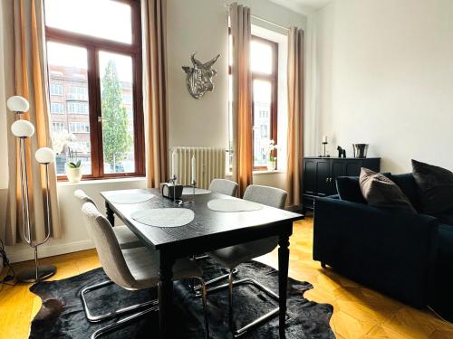 ブレーメンにあるSuperHosts ZENTRUM - Parkplatz - BADEWANNE - Netflix - KAFFEEのテーブルとソファのあるリビングルーム